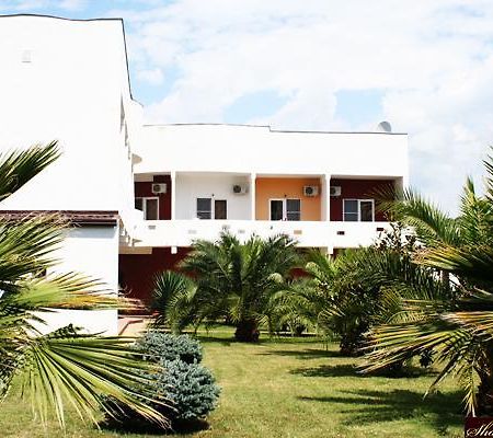 Hotel Sharmat Pitsunda Exterior foto